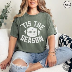 Tis The Season Football Shirt Tis The Season Sports Tshirt Retro Football Mom Sweatshirt Game Day Apparel Football Coach Gift honizy 5