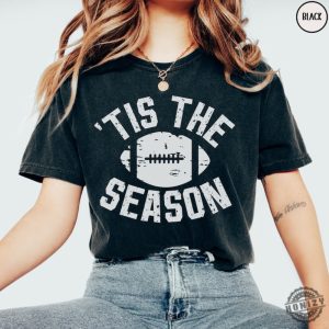 Tis The Season Football Shirt Tis The Season Sports Tshirt Retro Football Mom Sweatshirt Game Day Apparel Football Coach Gift honizy 7