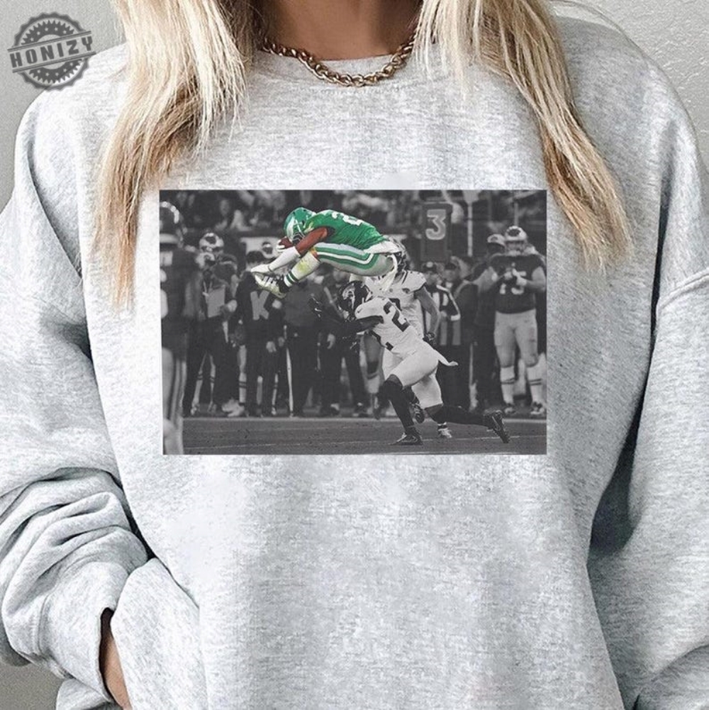 Saquon Barkley Nolook Hurdle Shirt Saquon Barkley Jump Hurdle Backwards Philadephia Football V2 Tshirt Iconic Moment Hoodie Kelly Green Crewneck Sweatshirt