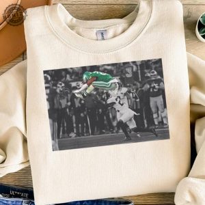 Saquon Barkley Nolook Hurdle Shirt Saquon Barkley Jump Hurdle Backwards Philadephia Football V2 Tshirt Iconic Moment Hoodie Kelly Green Crewneck Sweatshirt honizy 3