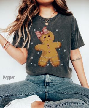 Christmas Gingerbread Bow Shirt Gingerbread Woman Tshirt Christmas Sweatshirt For Women Christmas Coquette Gingerbread Girl Hoodie honizy 2